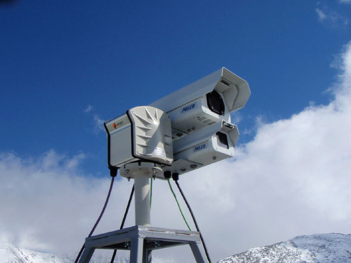 DIe Wärmebildkameras befinden sich in einem Wetterschutzgehäuse und sind mit einer visuellen Kamera verbunden.