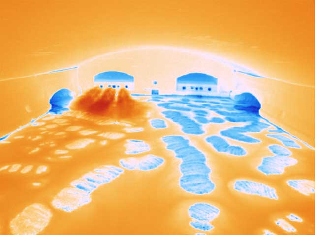 Thermobild der Wärmebildkamera PYROINC 768N. Das hochaufgelöste Wärmebild zeigt den Feuerraum eines Glasschmelzofens.